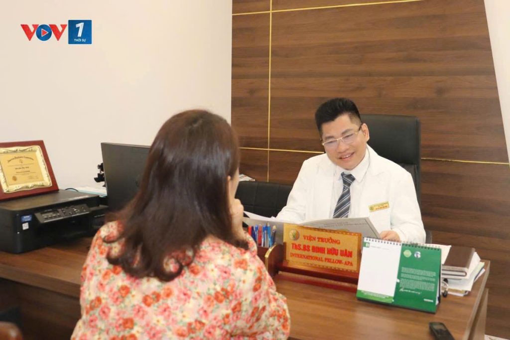 Đích thân ThS.BS Đinh Hữu Uân đánh giá mức độ trầm cảm ở thanh thiếu niên.