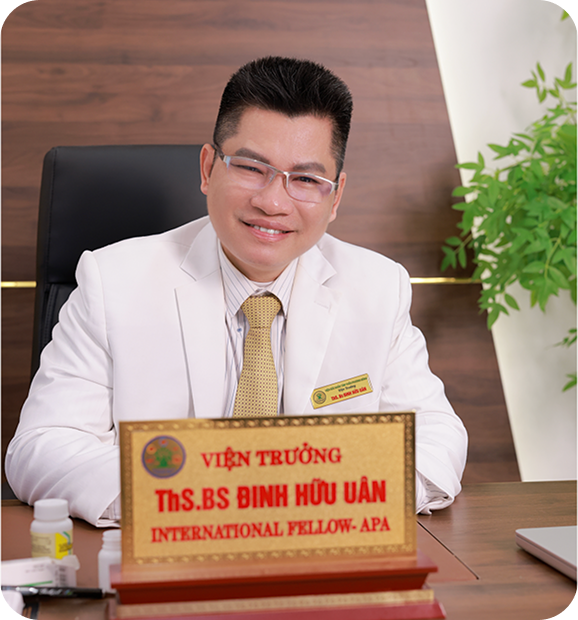 bac-si-uan ThS.BS Đinh Hữu Uân mỉm cười tại văn phòng làm việc.